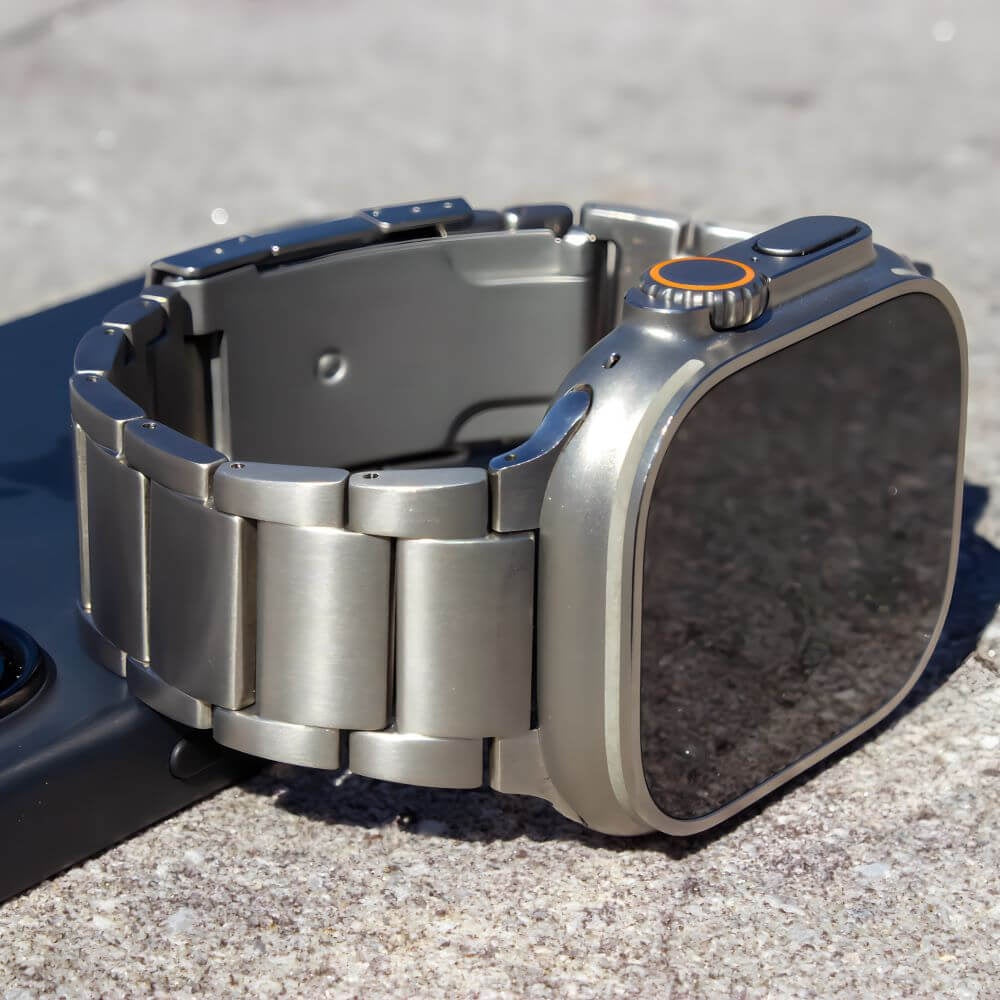 باكج ساعة ألترا تيتانيوم مع هدايا فاخرة – شاشة كبيرة وأداء ذكي